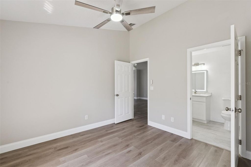 Image 31 of property listing at 15932 ROBIN HILL LOOP, Clermont, FL 34714