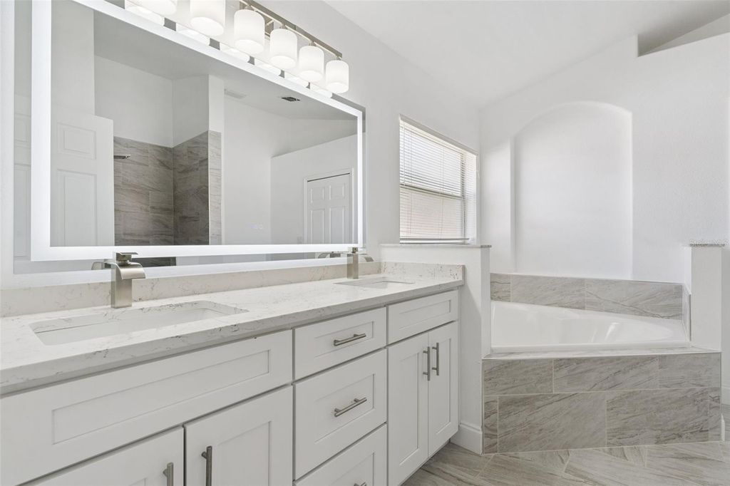 Image 42 of property listing at 15932 ROBIN HILL LOOP, Clermont, FL 34714