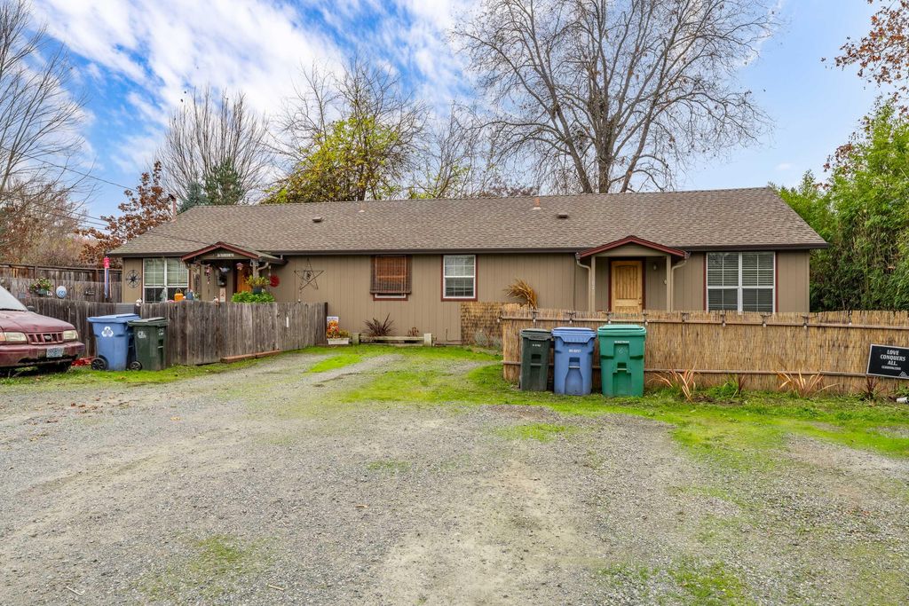1848 Cloverlawn Drive, Grants Pass, OR 97527