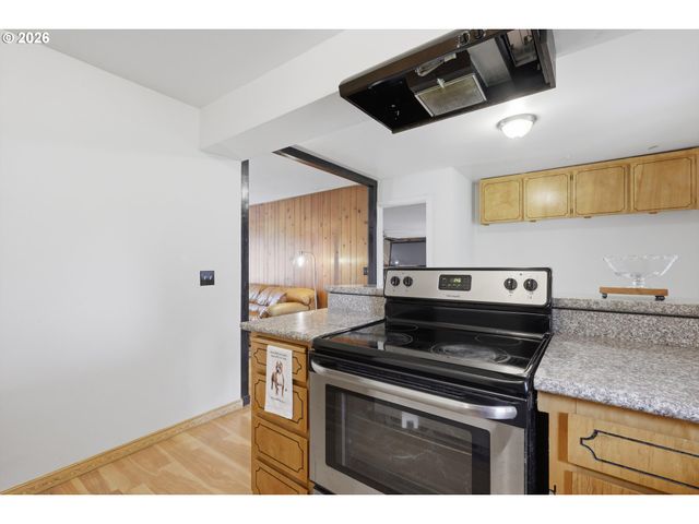 12519 Se ELLIS St, Portland, OR 97236