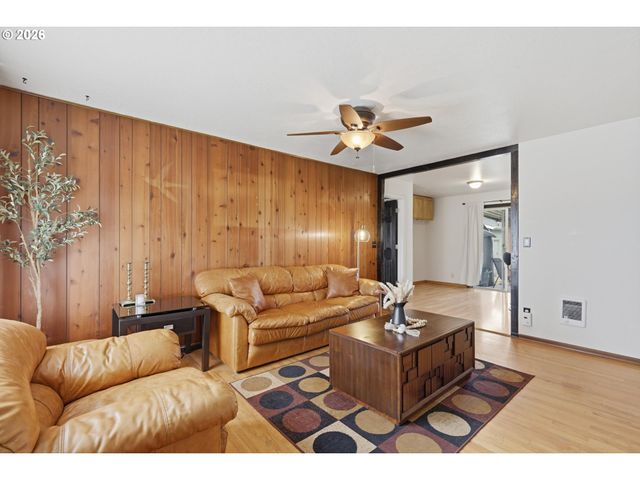 12519 Se ELLIS St, Portland, OR 97236