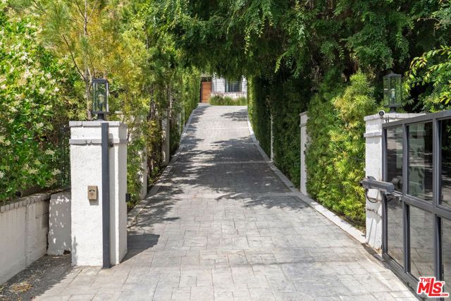 1739 San Ysidro Drive, Beverly Hills, CA 90210