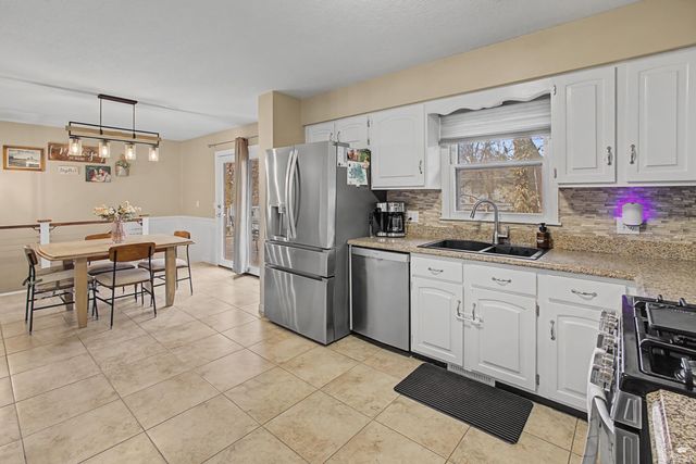 3209 Windgate Cir, Manhattan, KS 66503