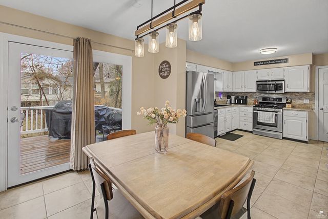 3209 Windgate Cir, Manhattan, KS 66503