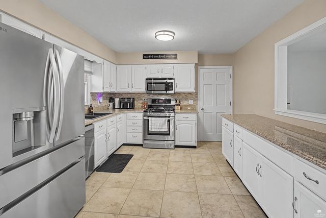 3209 Windgate Cir, Manhattan, KS 66503