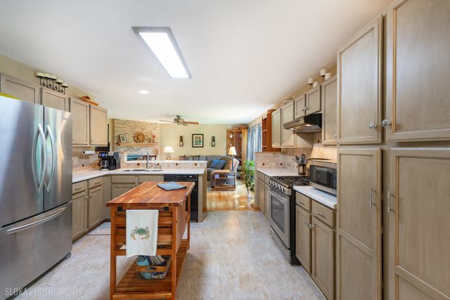 402 Hubbard Lane, Lake Villa, IL 60046