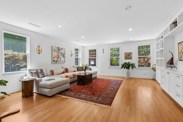 1728 N Hudson Avenue, Chicago, IL 60614