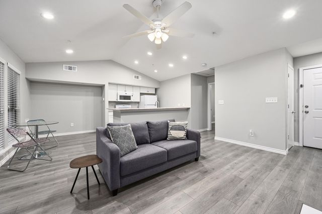3839 Dry Creek DR 207, Austin, TX 78731