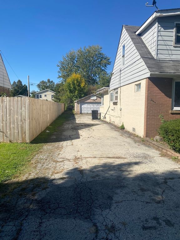 6818 Maple Court, Bridgeview, IL 60455 — photo 2