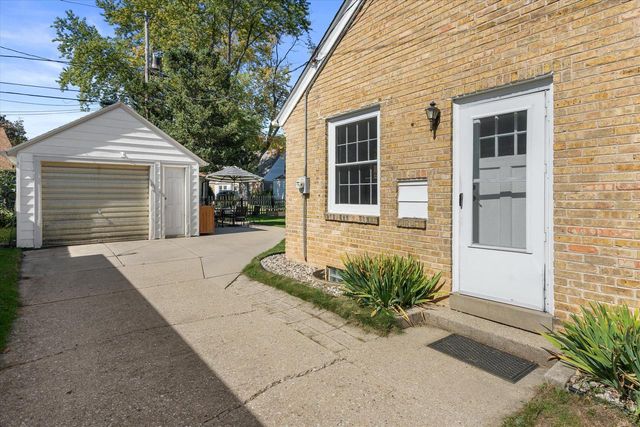 5809 N Bel Aire DRIVE, Glendale, WI 53209