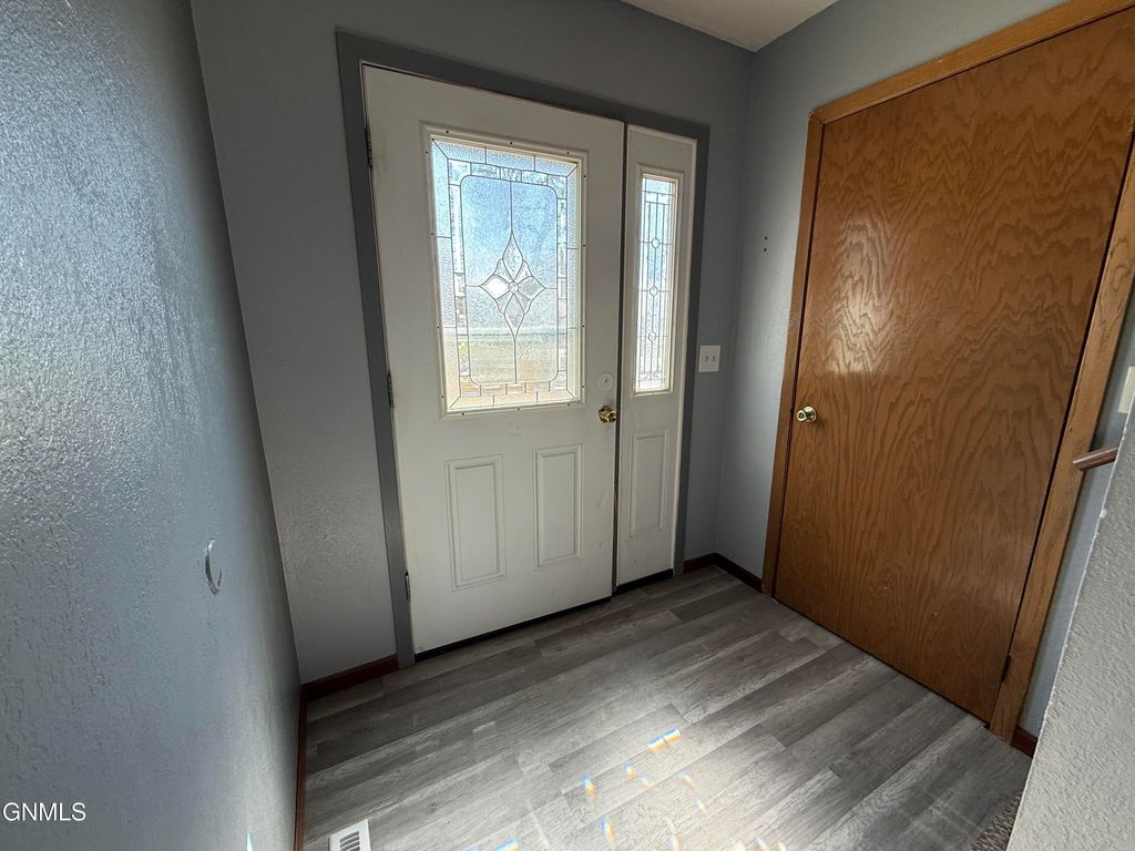 1105 6th Avenue NW, Mandan, ND 58554 photo 2