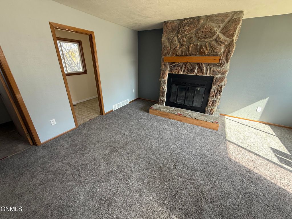 1105 6th Avenue NW, Mandan, ND 58554 photo 4