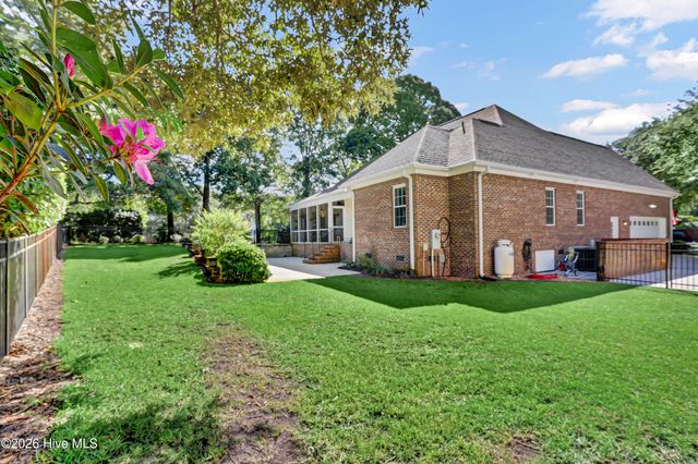 302 Pecan Court, Hampstead, NC 28443