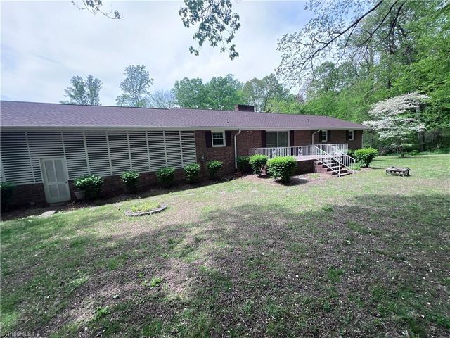 904 Blackstone Circle, Thomasville, NC 27360