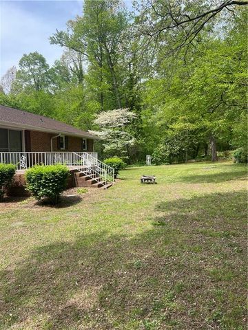 904 Blackstone Circle, Thomasville, NC 27360