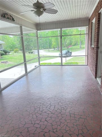 904 Blackstone Circle, Thomasville, NC 27360