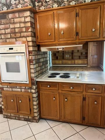 904 Blackstone Circle, Thomasville, NC 27360