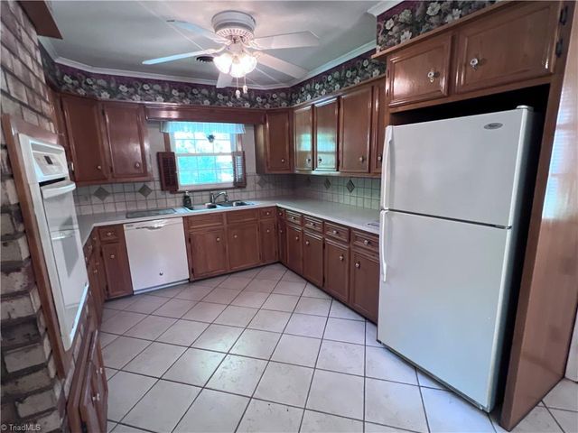 904 Blackstone Circle, Thomasville, NC 27360