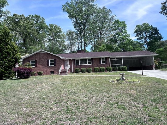 904 Blackstone Circle, Thomasville, NC 27360