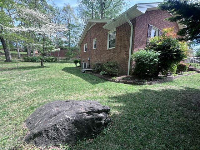 904 Blackstone Circle, Thomasville, NC 27360