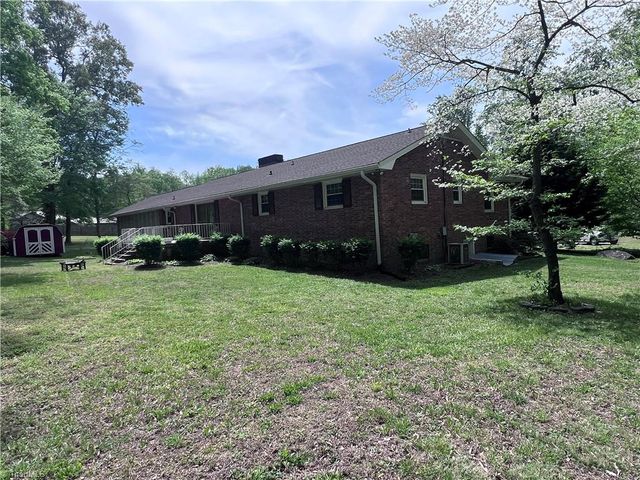 904 Blackstone Circle, Thomasville, NC 27360