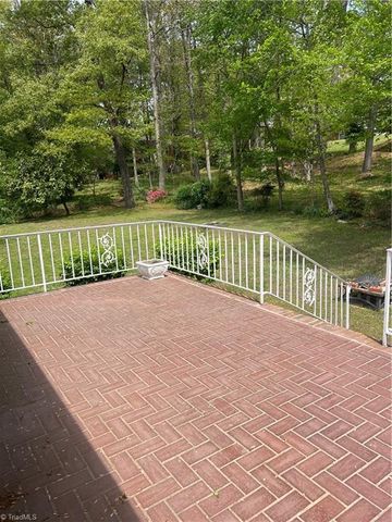 904 Blackstone Circle, Thomasville, NC 27360