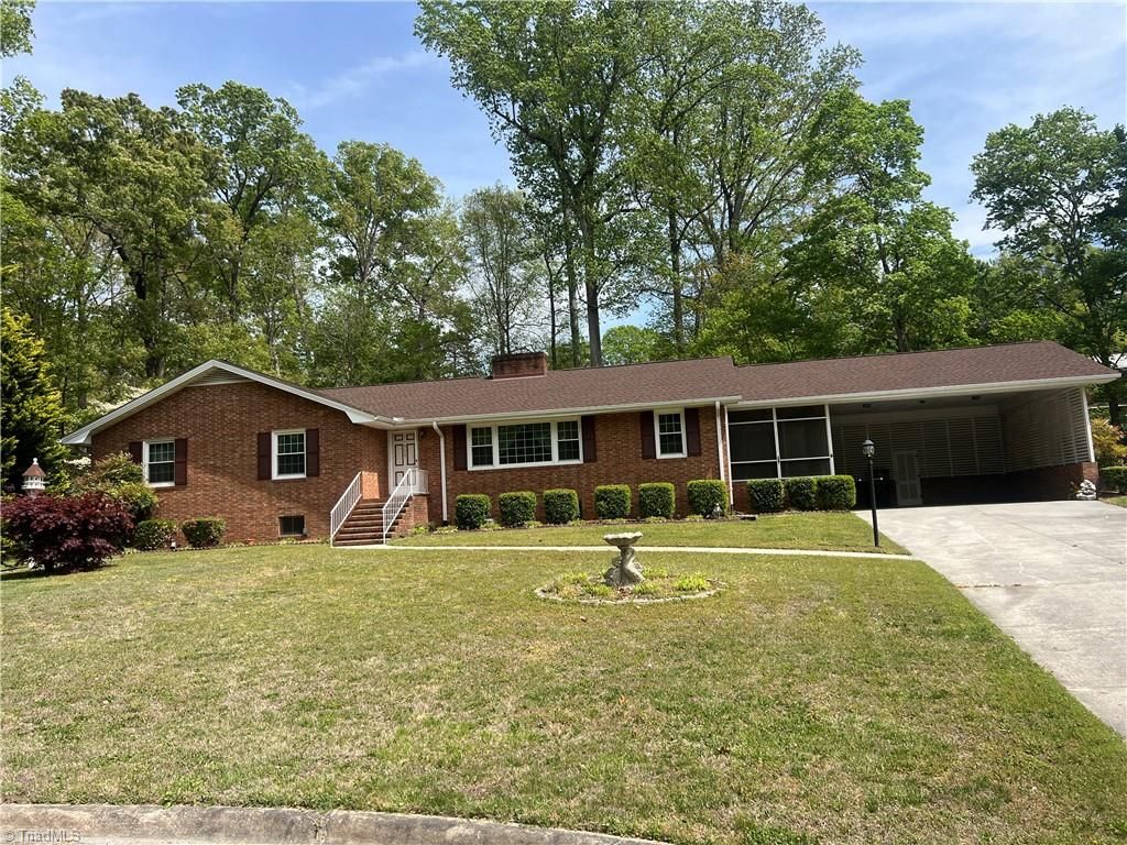 904 Blackstone Circle, Thomasville, NC 27360