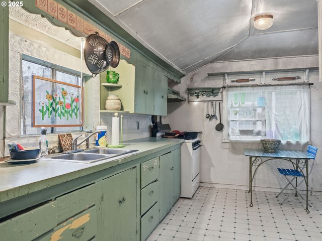 731 11TH Ave, Seaside, OR 97138