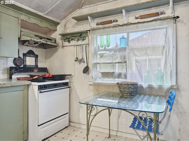 731 11TH Ave, Seaside, OR 97138