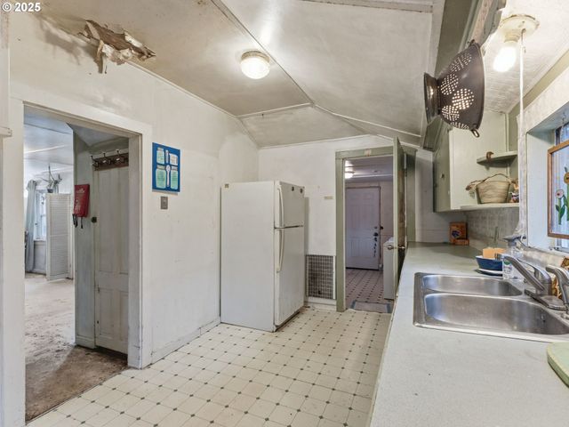 731 11TH Ave, Seaside, OR 97138