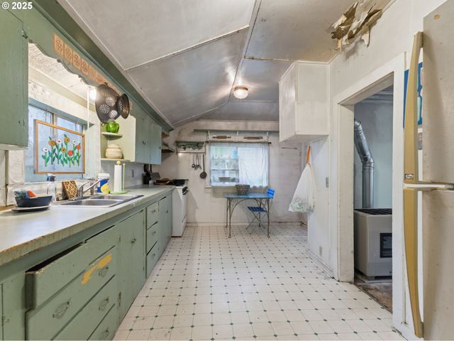 731 11TH Ave, Seaside, OR 97138