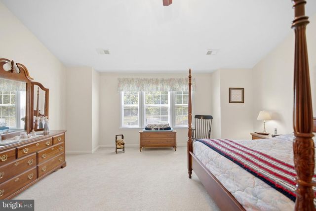70 PARADISE VALLEY RD, Falling Waters, WV 25419