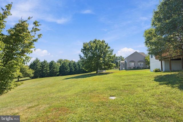 70 PARADISE VALLEY RD, Falling Waters, WV 25419