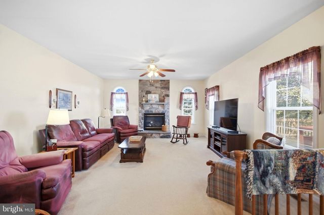 70 PARADISE VALLEY RD, Falling Waters, WV 25419