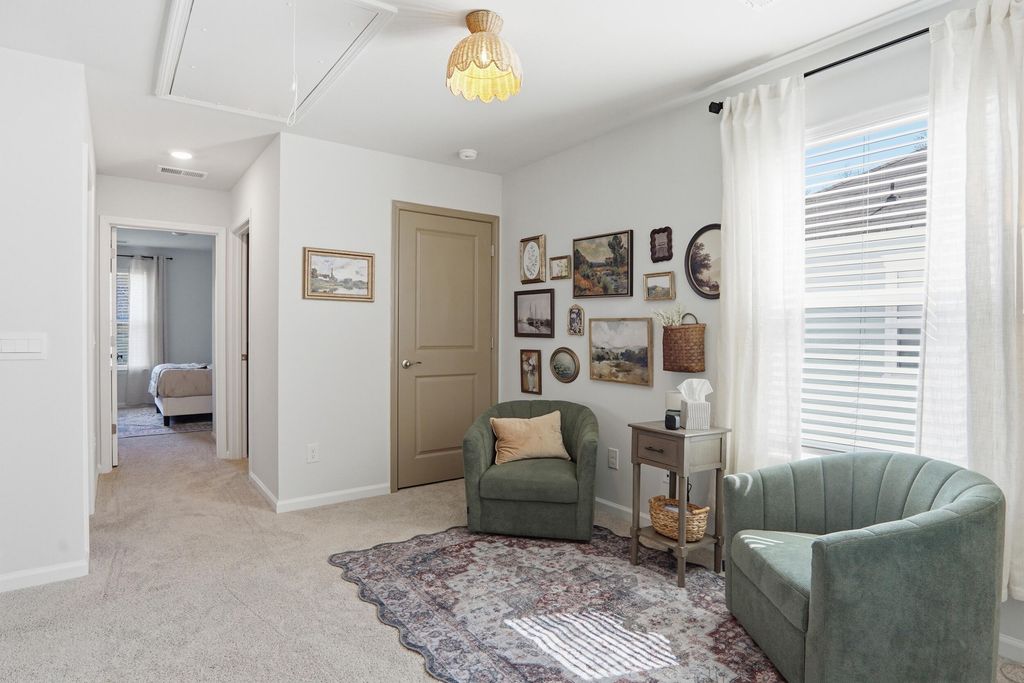 Image 21 of property listing at 190 E Pinckney Street, Summerville, SC 29485