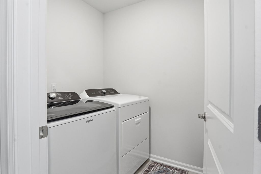 Image 23 of property listing at 190 E Pinckney Street, Summerville, SC 29485