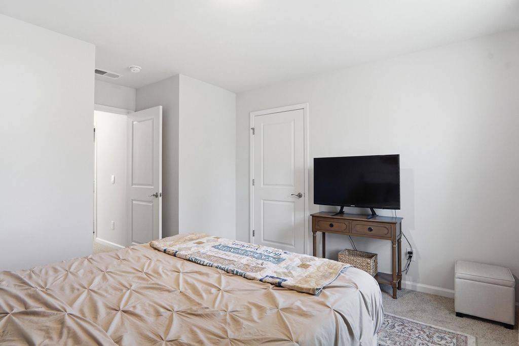 Image 27 of property listing at 190 E Pinckney Street, Summerville, SC 29485