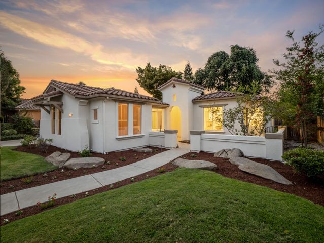 157 W Goshen Avenue, Clovis, CA 93611