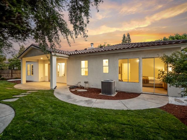 157 W Goshen Avenue, Clovis, CA 93611
