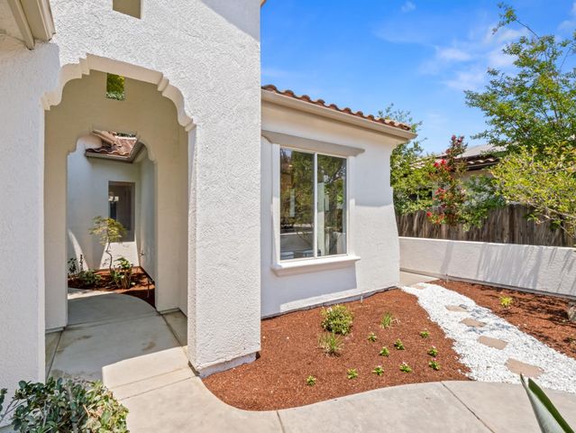 157 W Goshen Avenue, Clovis, CA 93611
