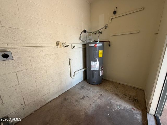 5910 W GOLDEN Lane, Glendale, AZ 85302