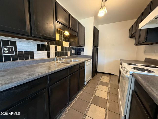 5910 W GOLDEN Lane, Glendale, AZ 85302