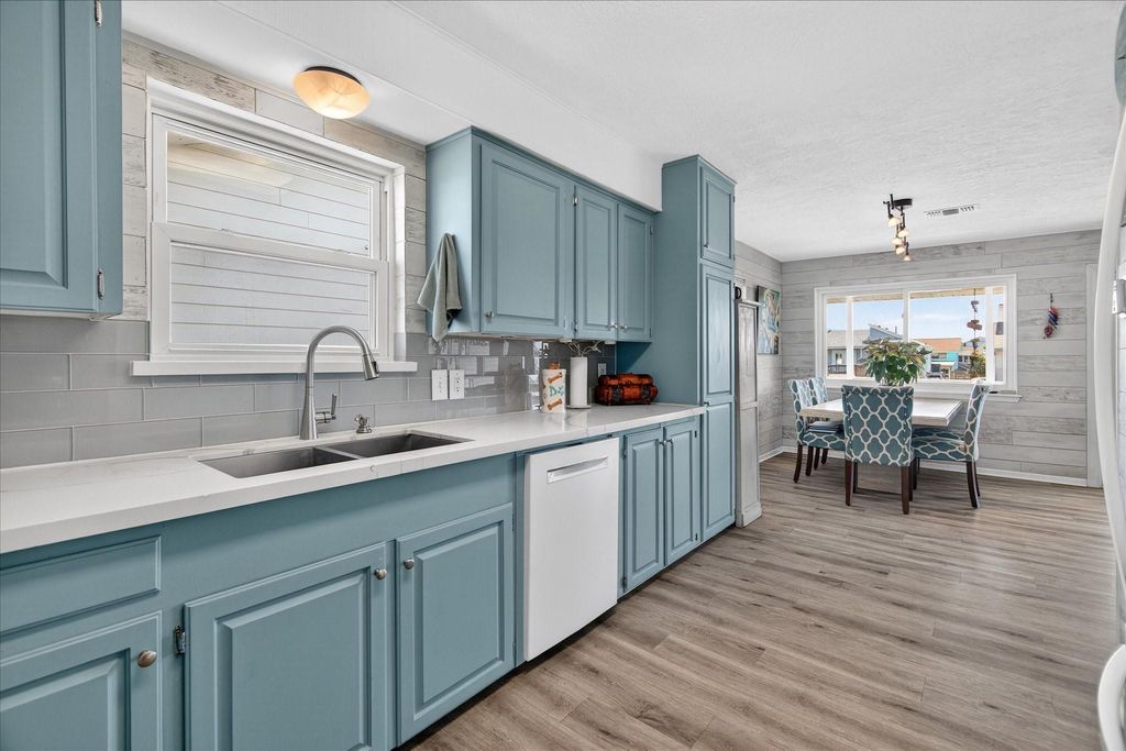 Image 14 of property listing at 959 Bonita Street, Bayou Vista, TX 77563