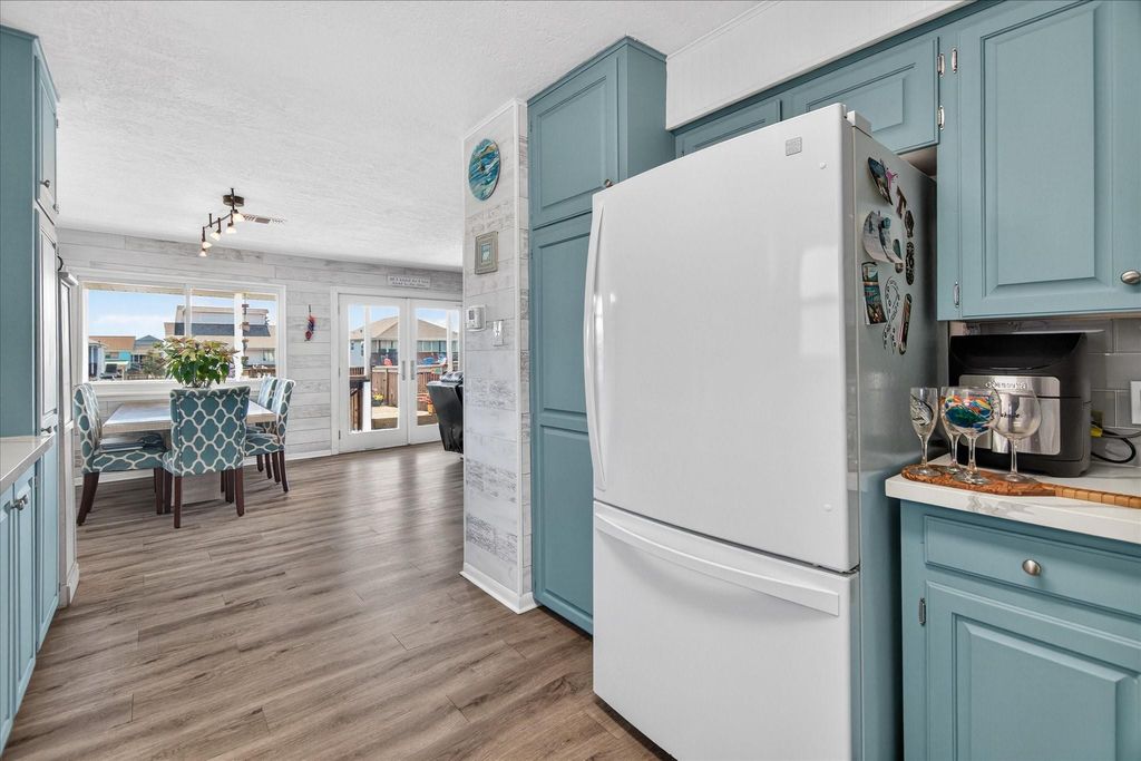 Image 15 of property listing at 959 Bonita Street, Bayou Vista, TX 77563