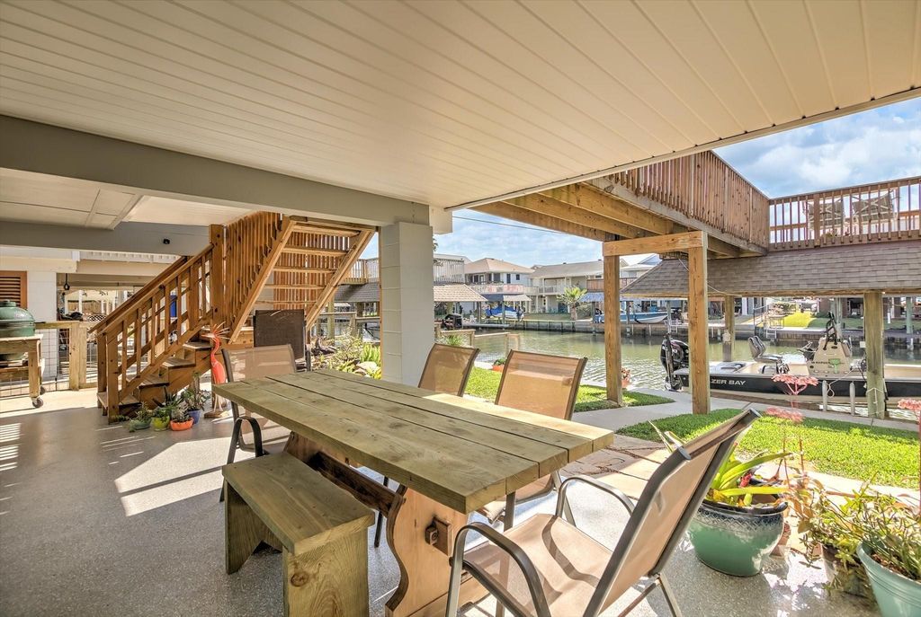 Image 33 of property listing at 959 Bonita Street, Bayou Vista, TX 77563