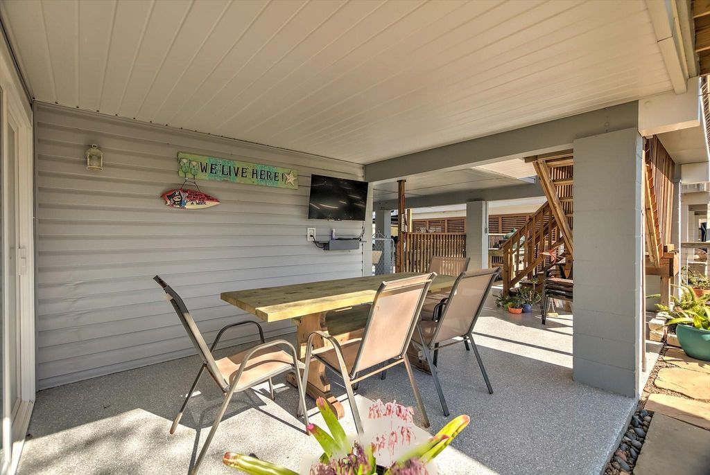 Image 34 of property listing at 959 Bonita Street, Bayou Vista, TX 77563