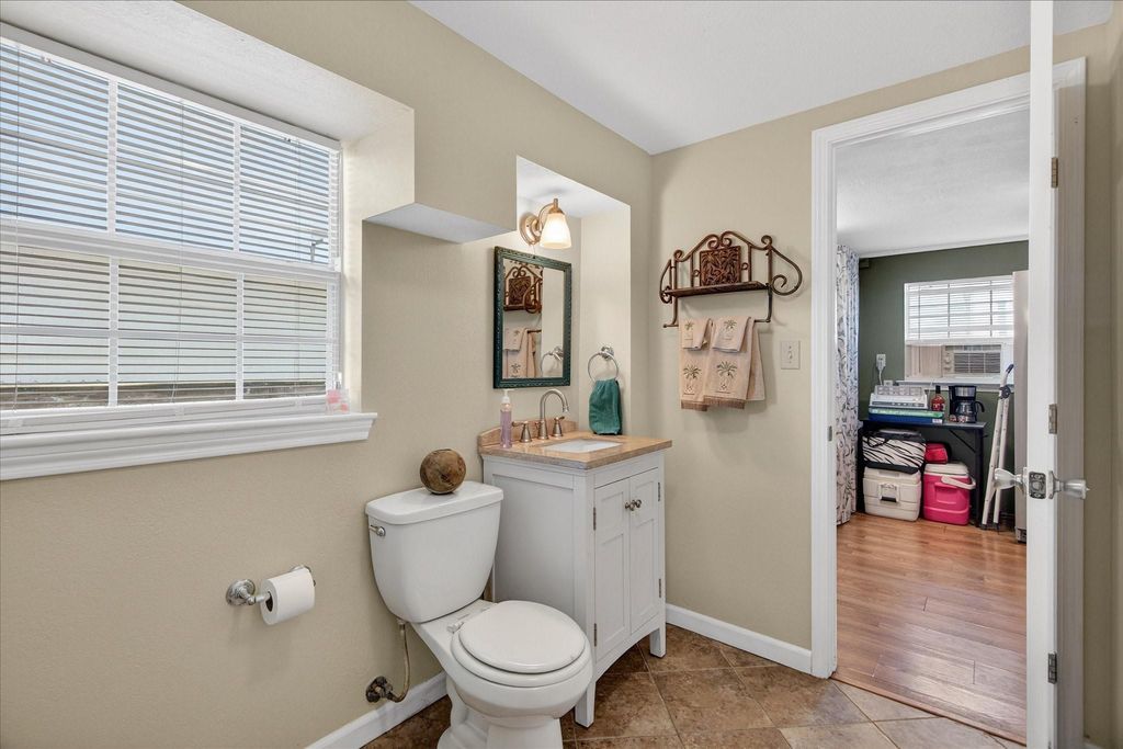 Image 36 of property listing at 959 Bonita Street, Bayou Vista, TX 77563