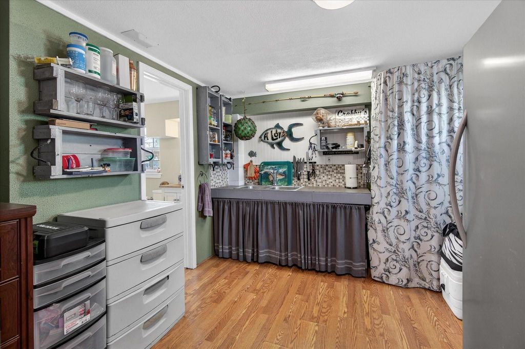 Image 38 of property listing at 959 Bonita Street, Bayou Vista, TX 77563