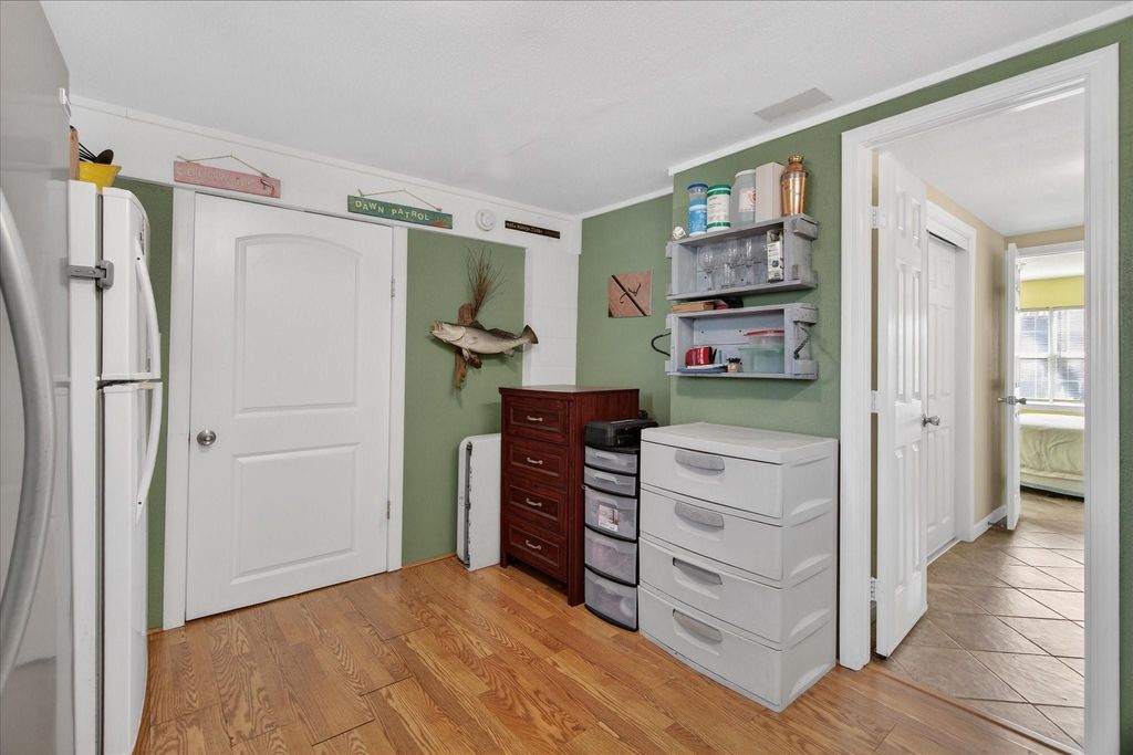 Image 39 of property listing at 959 Bonita Street, Bayou Vista, TX 77563