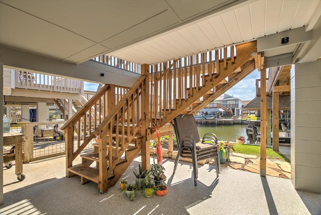 Image 4 of property listing at 959 Bonita Street, Bayou Vista, TX 77563